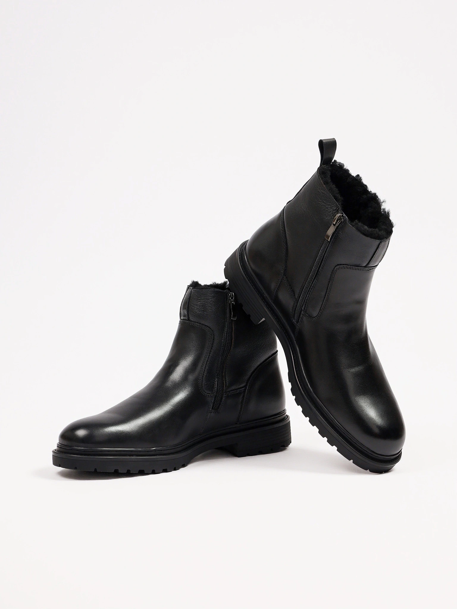 Ботинки черного цвета на рельефной подошве